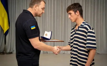 Школяр Марк отримав нагороду від ДСНС за героїзм під час ракетного удару по ліцею на Одещині