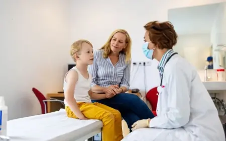 Хто може вести дитину до лікаря: бабуся, няня чи тільки батьки? Пояснюють юрист і педіатр