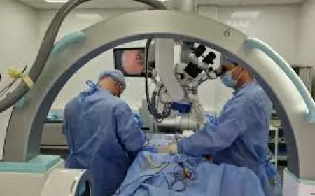 Пірнув у воду і опинився в операційній: київські хірурги врятували життя підлітку