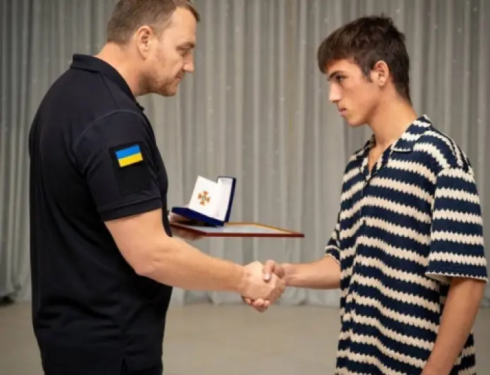 Школяр Марк отримав нагороду від ДСНС за героїзм під час ракетного удару по ліцею на Одещині