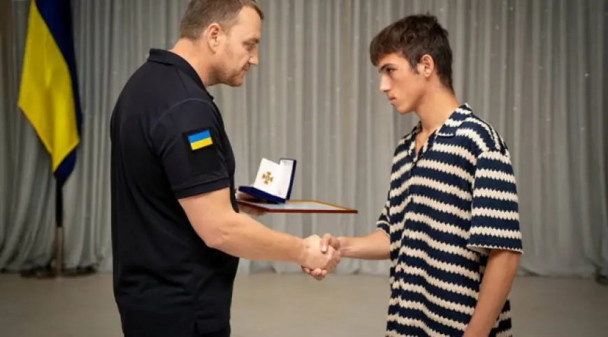 Школяр Марк отримав нагороду від ДСНС за героїзм під час ракетного удару по ліцею на Одещині