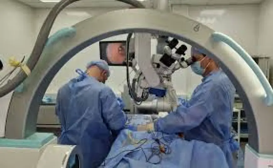 Пірнув у воду і опинився в операційній: київські хірурги врятували життя підлітку