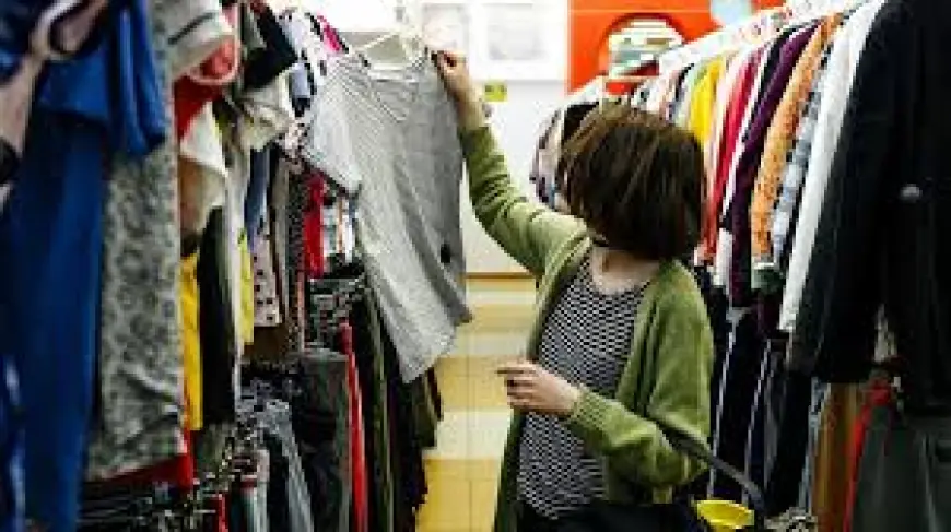 Те, чого не скажуть продавці секонд-хенду: як правильно прати речі і що не можна купувати