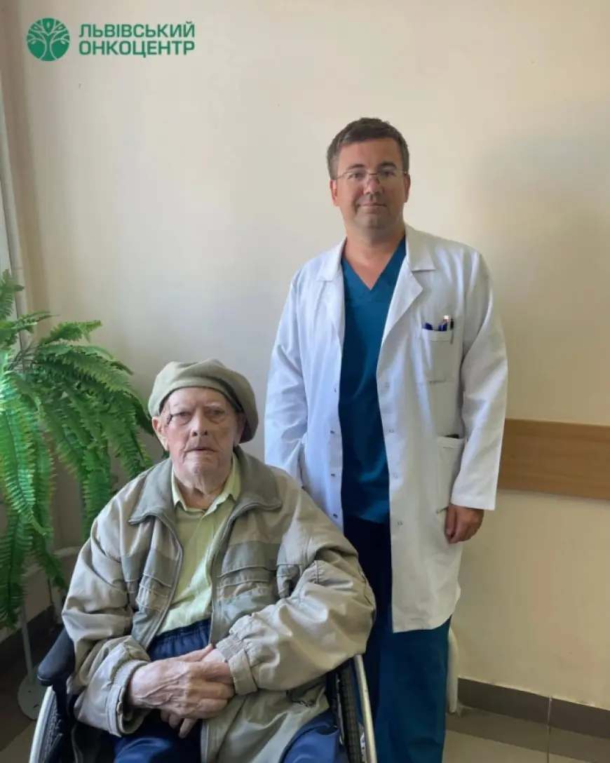 У Львові лікарі успішно прооперували 102-річного пацієнта з раком шкіри