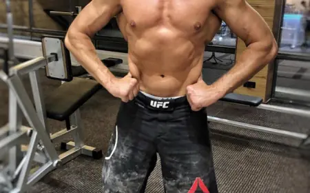 Нет на свете прекрасней одёжи, чем бронза мускулов и свежесть кожи!