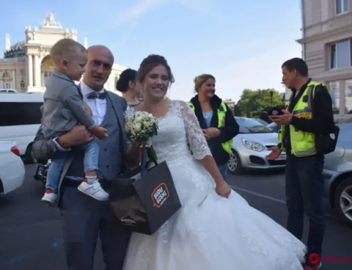 Спасла, теперь женись: в Одессе сыграли свадьбу девушка-медик и пострадавший в ДТП мотоциклист