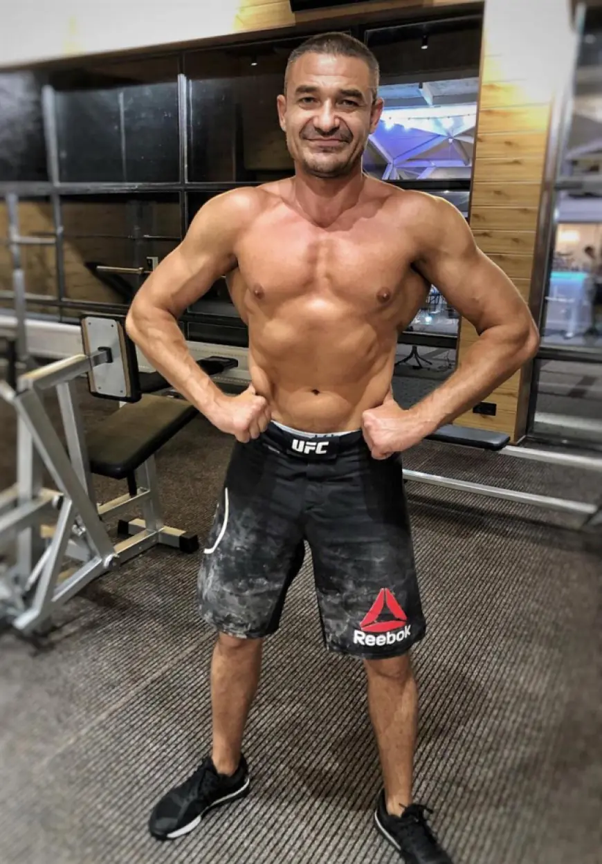 Нет на свете прекрасней одёжи, чем бронза мускулов и свежесть кожи!