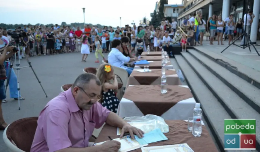 Нет на свете прекрасней одёжи, чем бронза мускулов и свежесть кожи!