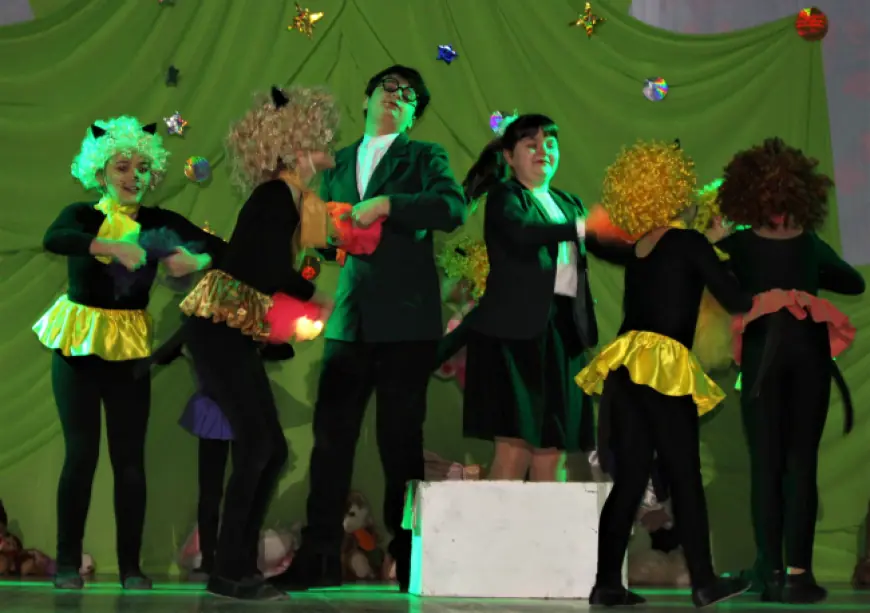 О проделках Бабы Яги и других невероятных приключения на сцене местного Дворца культуры