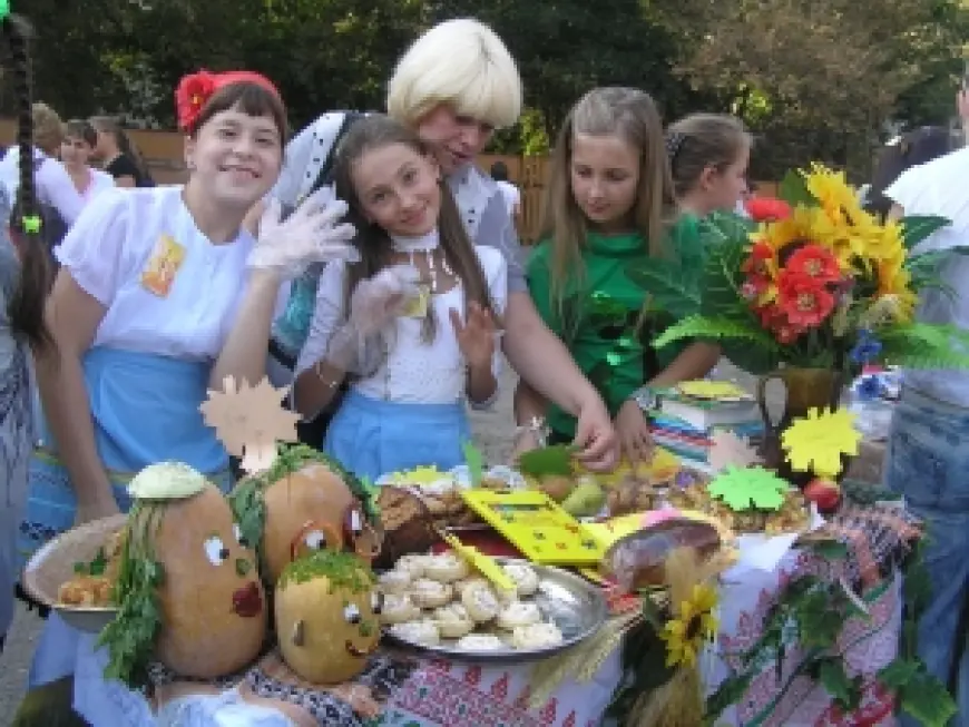 На ярмарку! На ярмарку! Спешите все сюда!