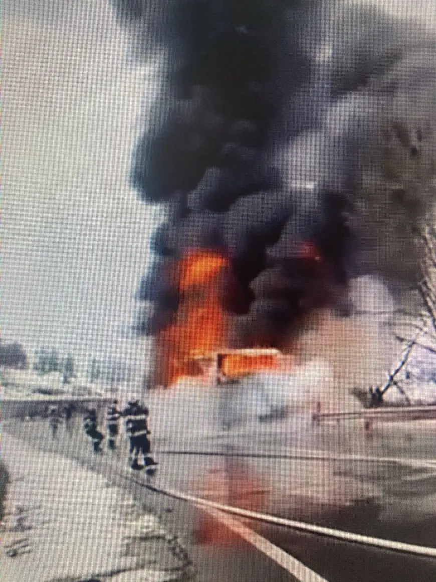 На автодорозі в повіті Муреш загорівся автобус, у якому перебували близько  50 пасажирів