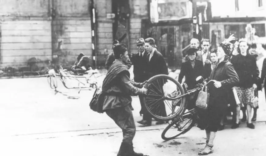 "Ласкава пані, тікайте з дітьми. росіяни жахлив" Страхи жінок Європи навесні 1945-го