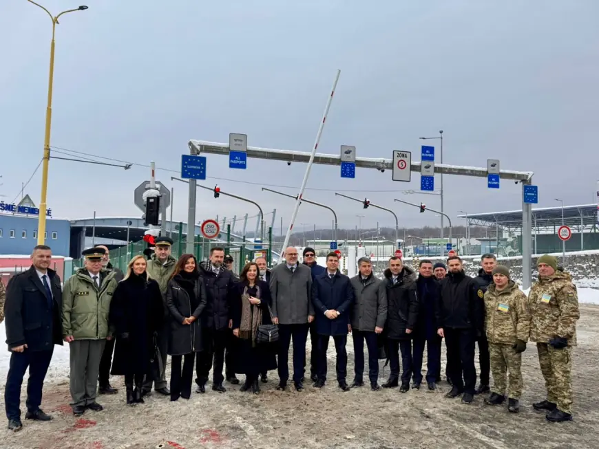 У Словаччину пішки.