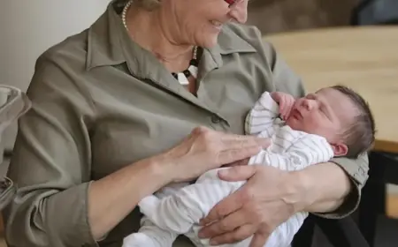 Бабуся замість мами: як оформити відпустку по догляду за онуком