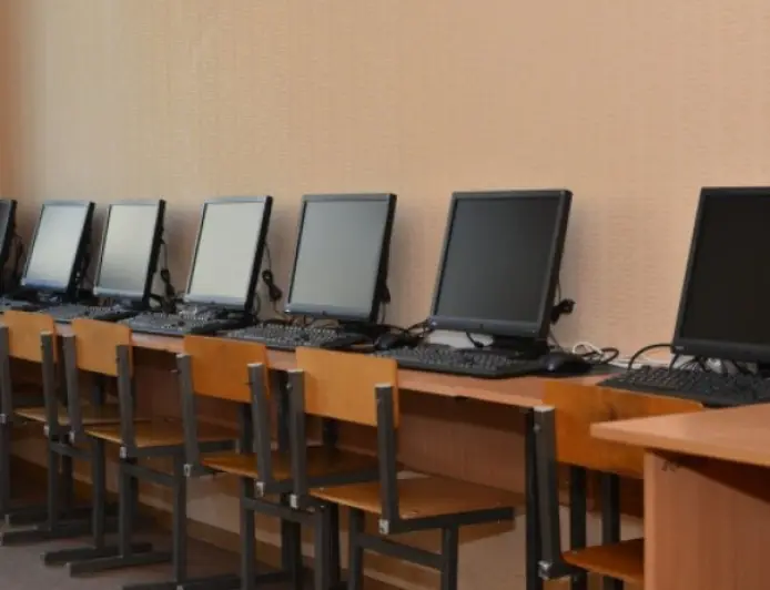 У половини українських шкіл комп’ютери, яким до 20 років – Рахункова палата знайшла прогалини в цифровізації освіти