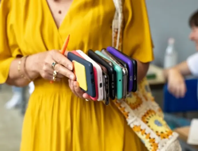 Смартфони на уроках — лише за потреби: у Раді взялися за нові правила для шкіл