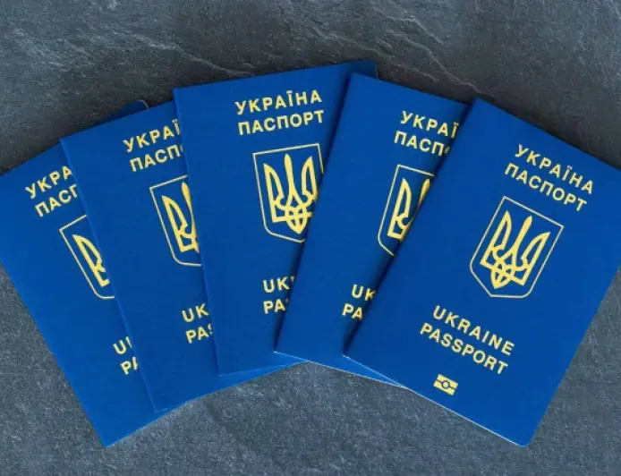 Закордонні паспорти дітей із записами про батьків за старими правилами втратили чинність