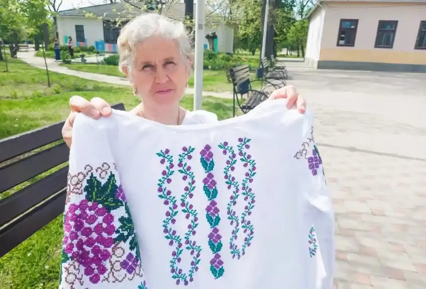 Молдавські вишиванки на Одещині: майстриня створює сорочки, яких "немає у світі"