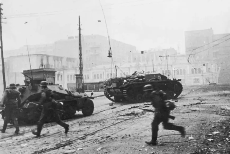 Від руїн до нових кордонів, за які зараз воюємо: як Друга світова змінила Україну